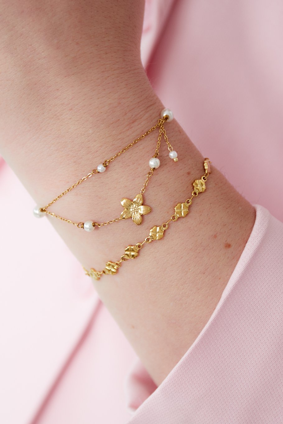 Bloem en parels armbandje