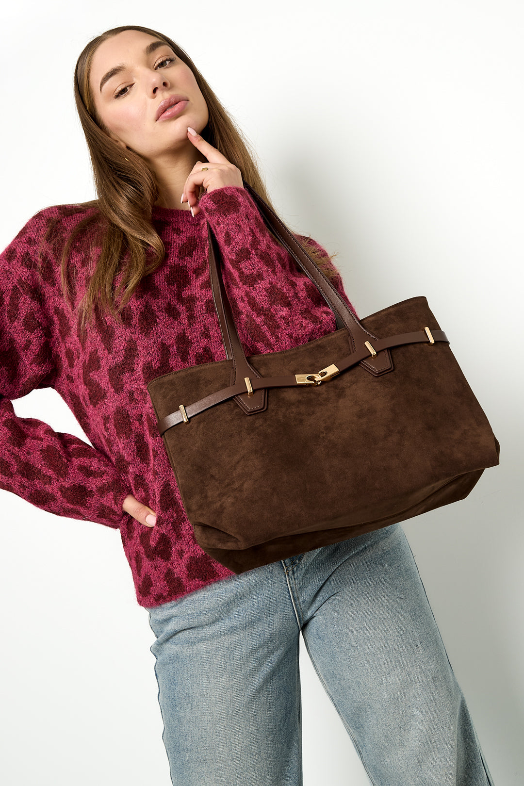Luxe tote bag in brown suede with dark brown leather handles and gold hardware