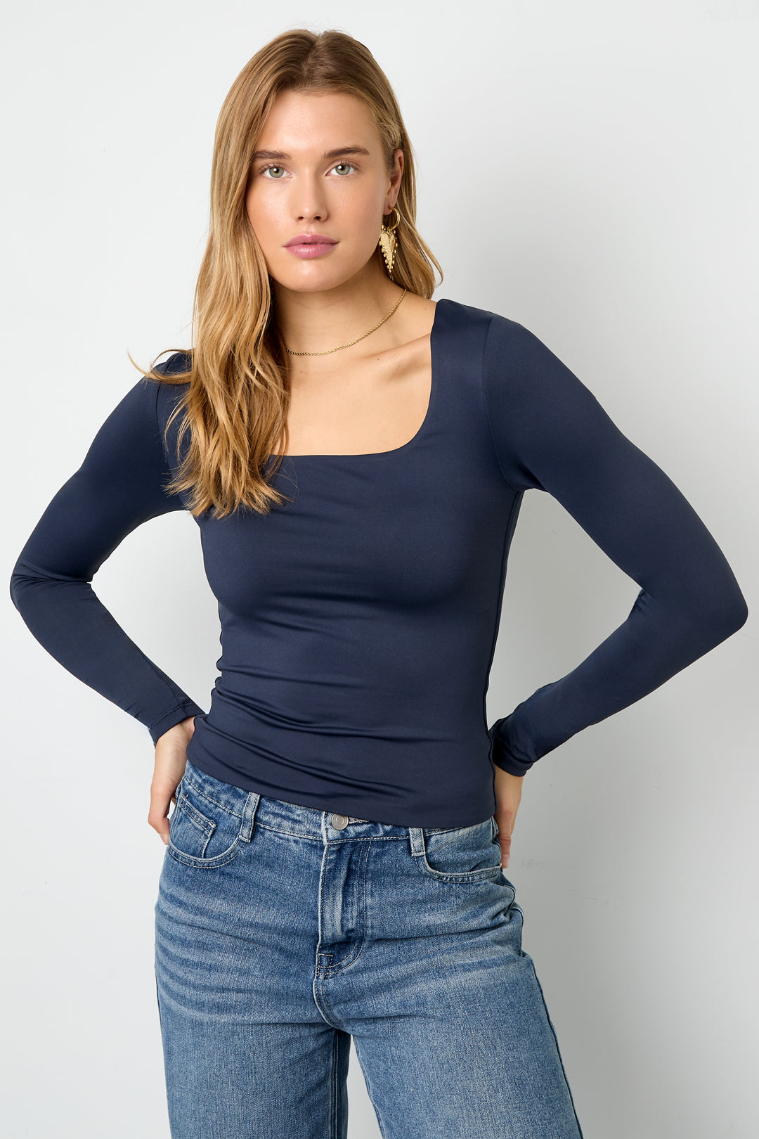 Basic long sleeve low neck