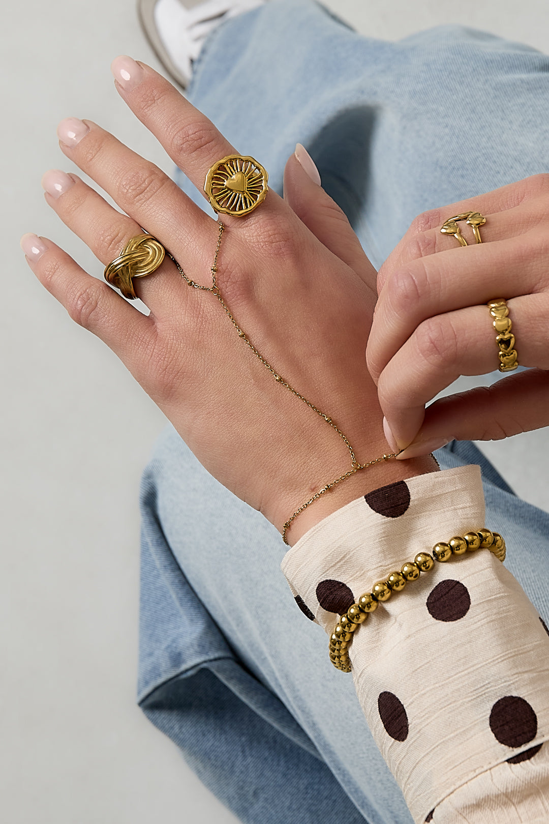 Hand chain met details